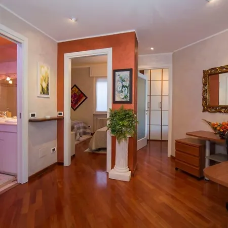 Lo Specchio Sul - The House Of Travelers Como