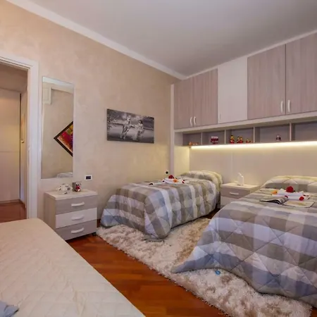 Lo Specchio Sul - The House Of Travelers *