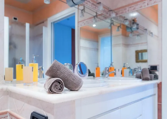 Lo Specchio Sul - The House Of Travelers شقة