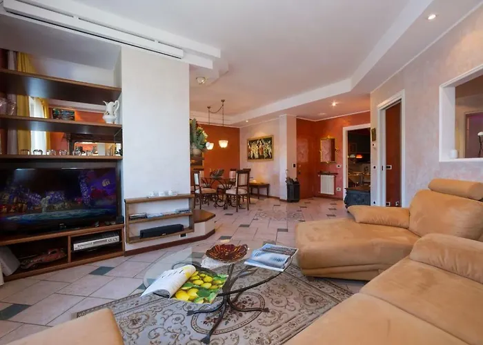 شقة Lo Specchio Sul - The House Of Travelers كومو